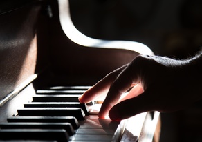 Réserver un pianiste pour son événement : conseils et sélection d'artistes